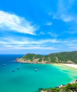 Bãi tắm Đại Lãnh sở hữu một dải cát trắng dài miên man