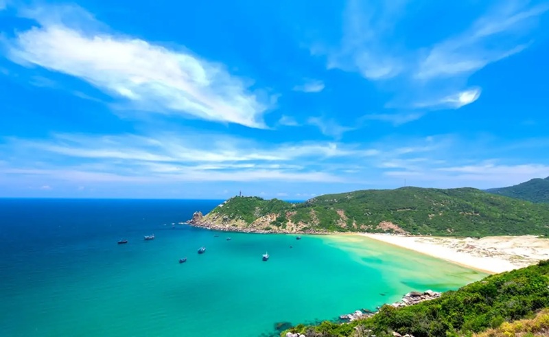 Bãi tắm Đại Lãnh sở hữu một dải cát trắng dài miên man