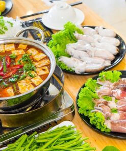 Đặc biệt, bạn không nên bỏ lỡ món lẩu mực