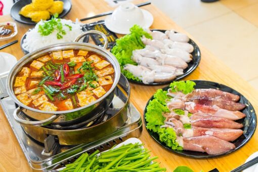 Đặc biệt, bạn không nên bỏ lỡ món lẩu mực