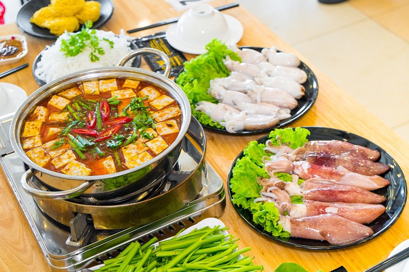 Đặc biệt, bạn không nên bỏ lỡ món lẩu mực