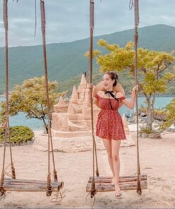 Bạn có thể tham gia các tour trọn gói để khám phá vẻ đẹp đa dạng của Vịnh