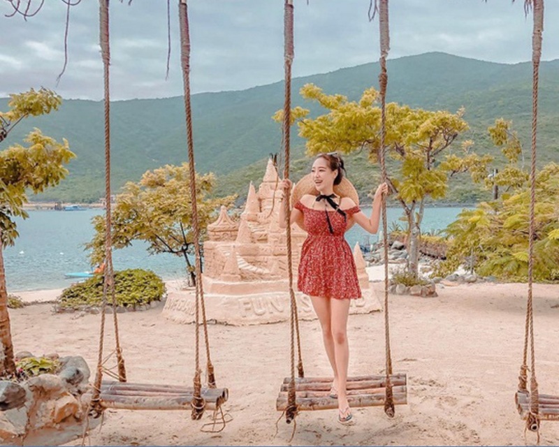 Bạn có thể tham gia các tour trọn gói để khám phá vẻ đẹp đa dạng của Vịnh