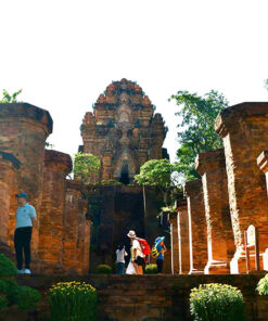 Hệ thống phù điêu và tượng điêu khắc tinh xảo