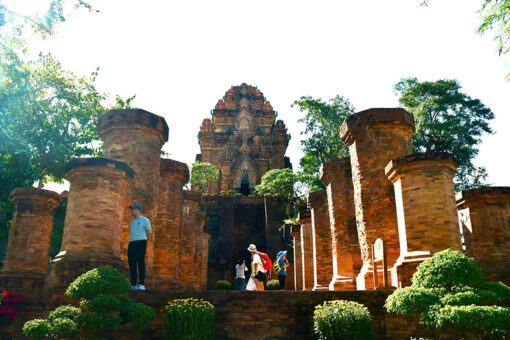 Hệ thống phù điêu và tượng điêu khắc tinh xảo